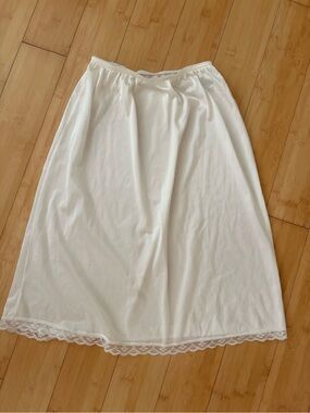 Warner's Vintage 80’s White Lace-Hem Half Slip Size M